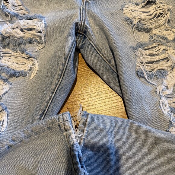 Levi's Slouchy Distressed Jeans - Picture 6 of 6